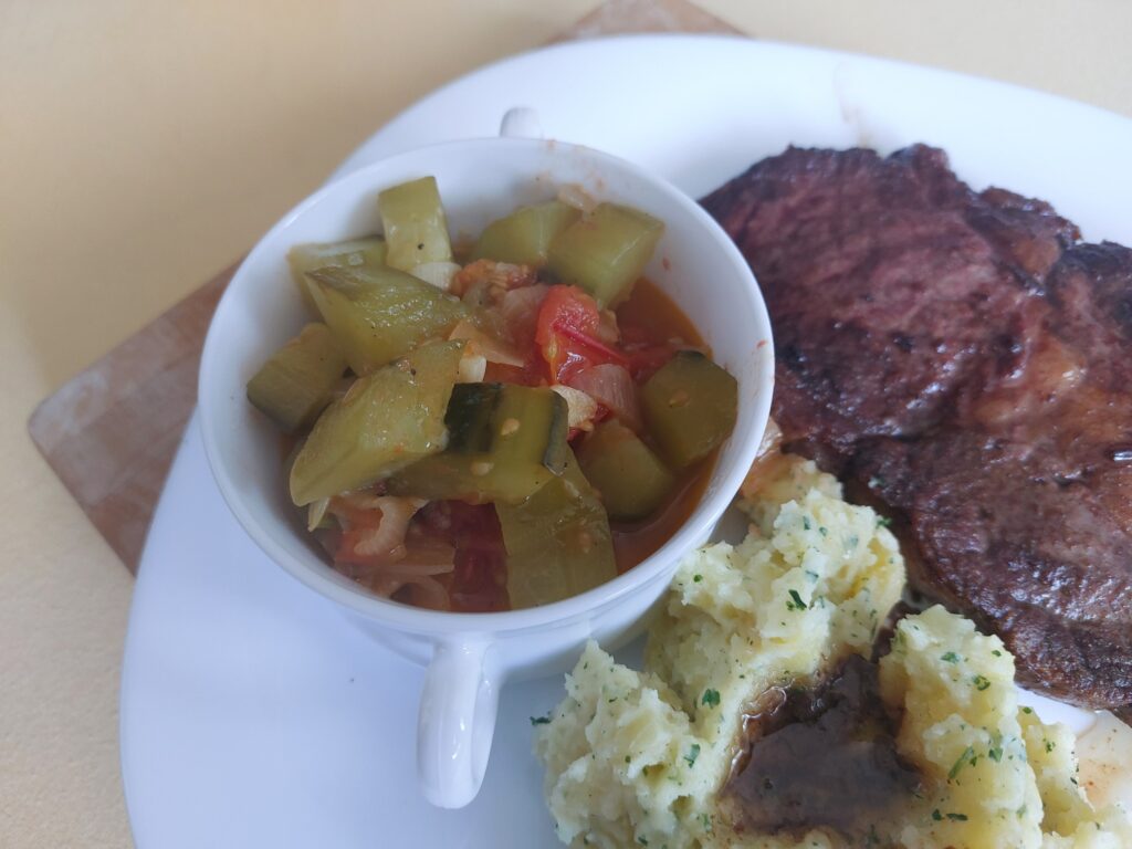 Rib-Eye-Steak, Schmorgurke, Kartoffelstampf