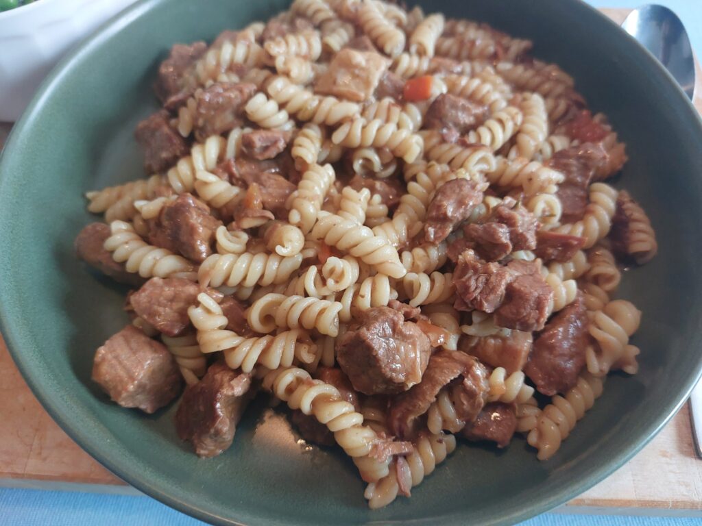 Bio Bœuf Bourguignon, Spirelli und Erbsensalat