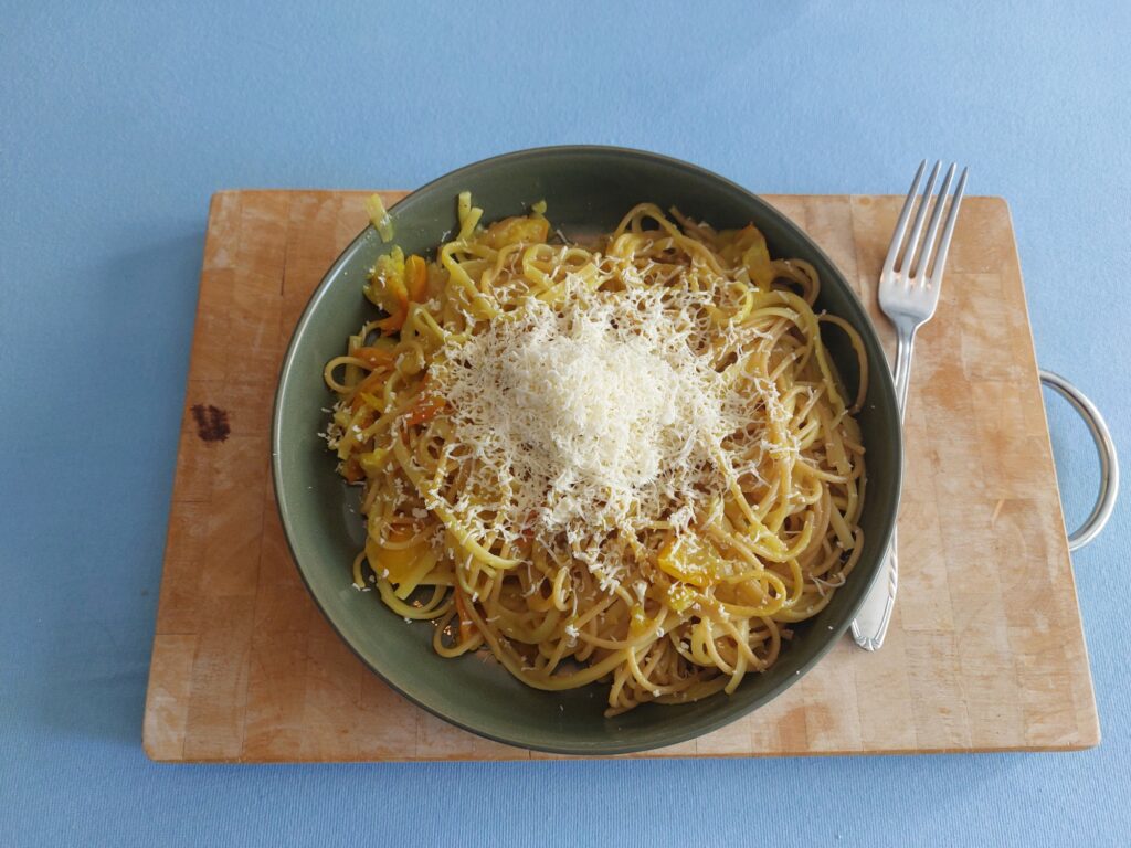 Spaghetti, gelbe Tomatensoße, geriebener Moorkäse