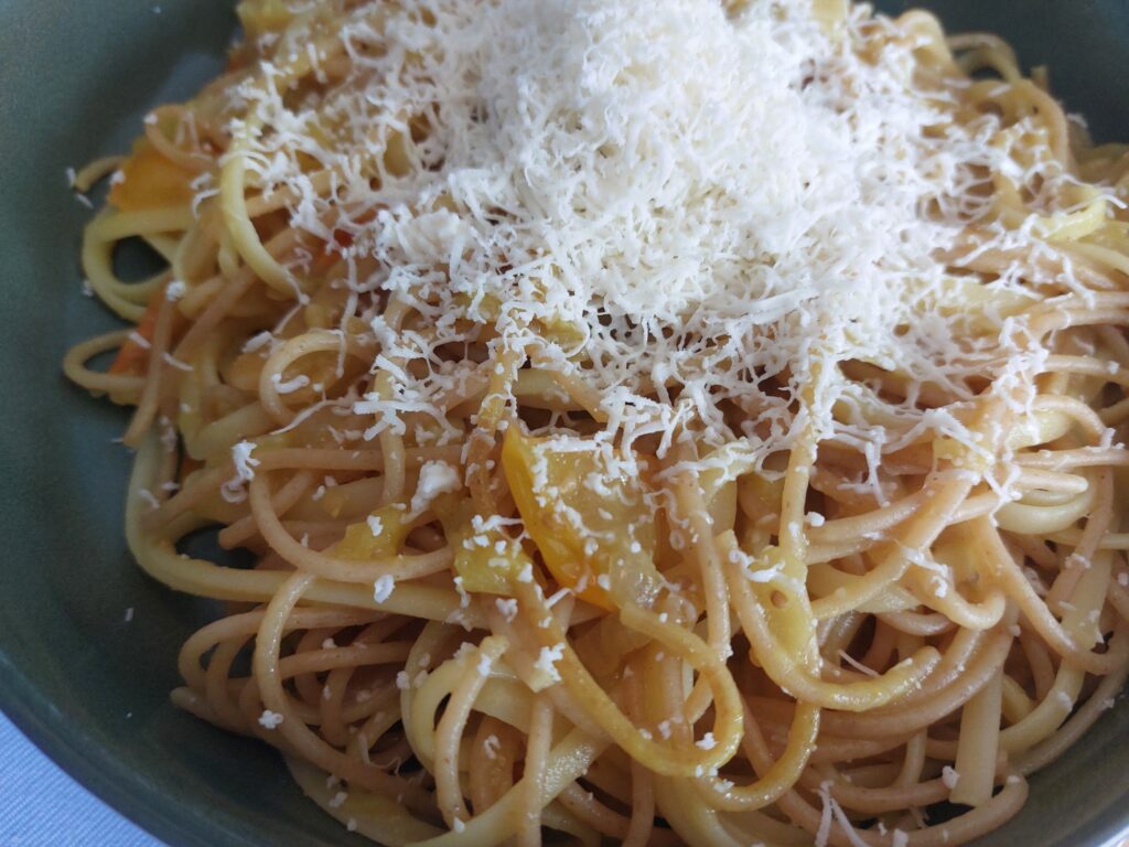 Spaghetti, gelbe Tomatensoße, geriebener Moorkäse