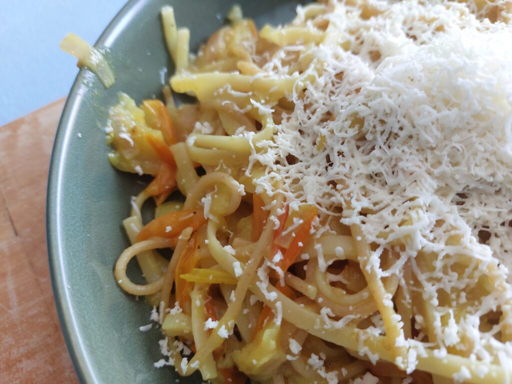 Spaghetti, gelbe Tomatensoße, geriebener Moorkäse