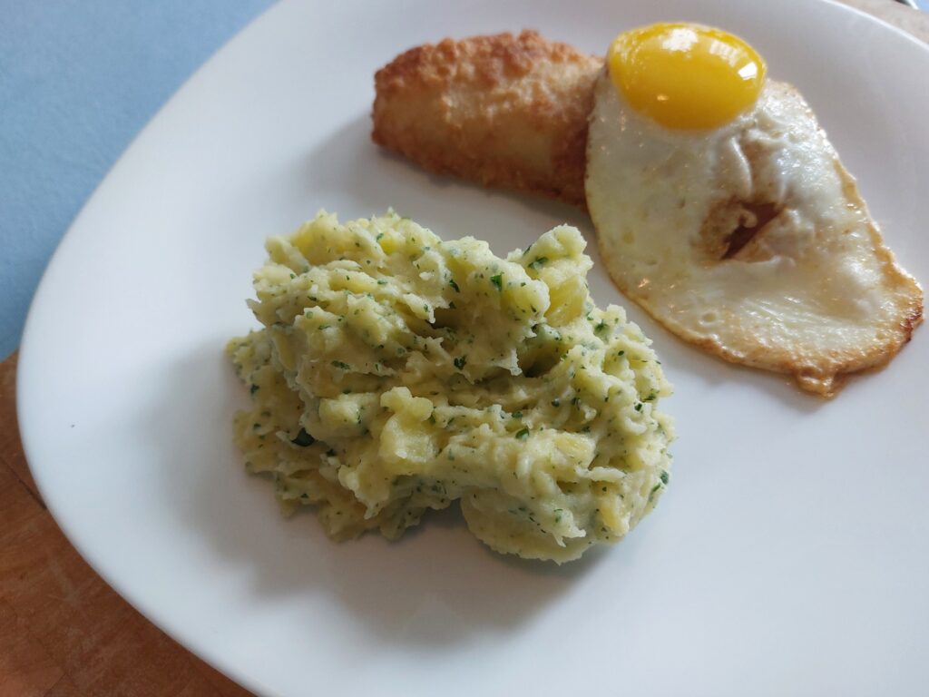 Backfischfilet, Spiegelei, Stampfkartoffeln