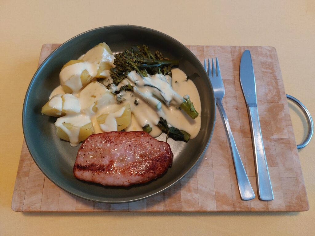 Kasslerlachsscheibe, Salzkartoffeln, Sprossenbroccoli, Hollandaise