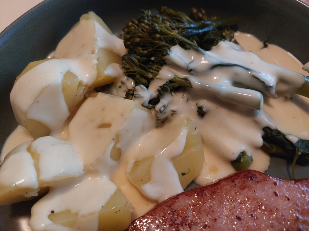 Kasslerlachsscheibe, Salzkartoffeln, Sprossenbroccoli, Hollandaise
