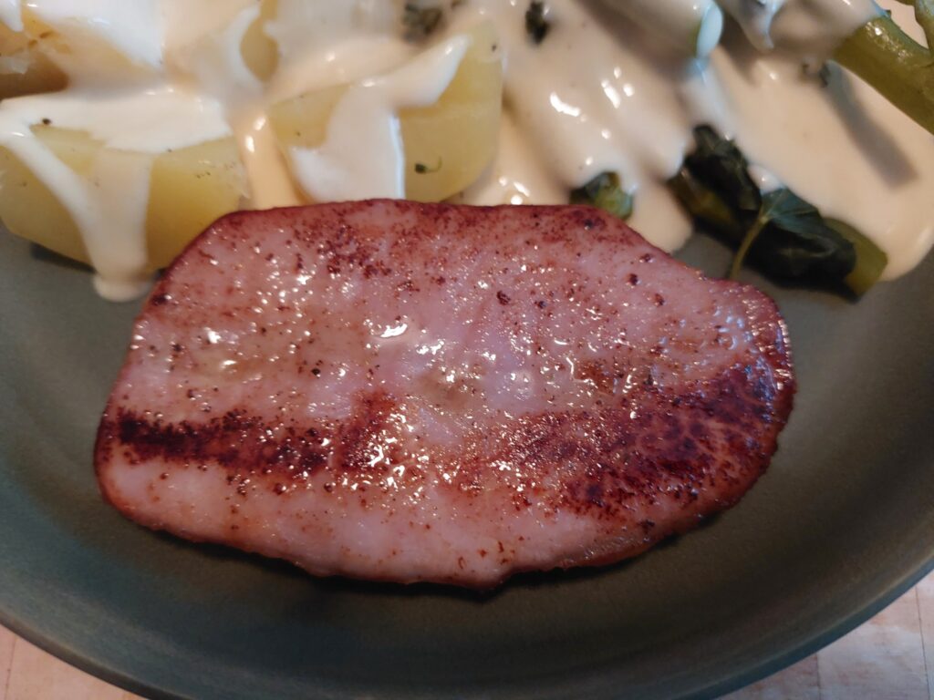 Kasslerlachsscheibe, Salzkartoffeln, Sprossenbroccoli, Hollandaise