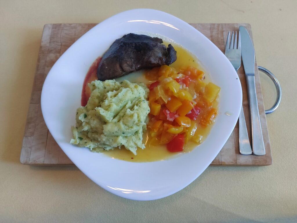 Stampfkartoffeln, Paprikagemüse, Leber