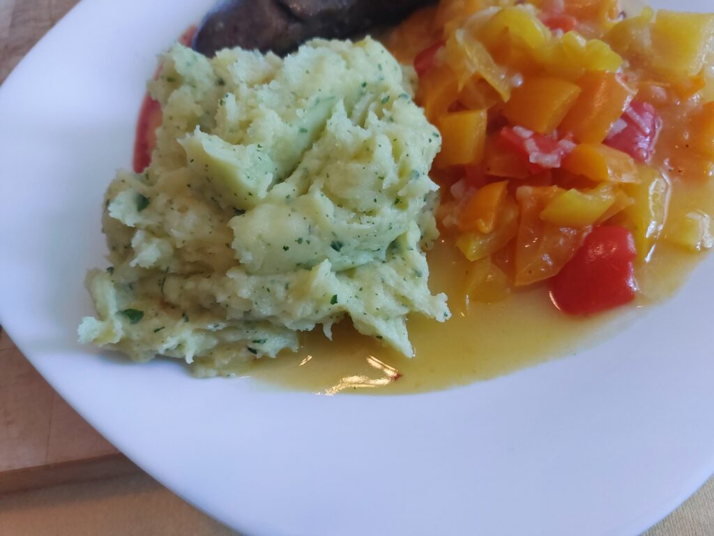 Stampfkartoffeln, Paprikagemüse, Leber