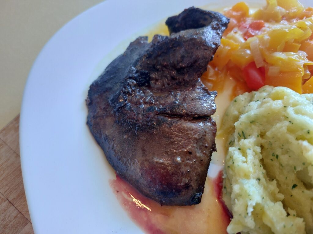 Stampfkartoffeln, Paprikagemüse, Leber