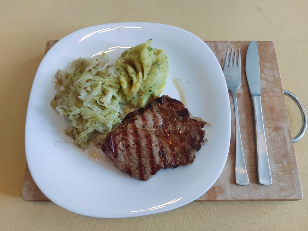 Nackensteak (mariniert), Spitzkohl, Kartoffelstampf