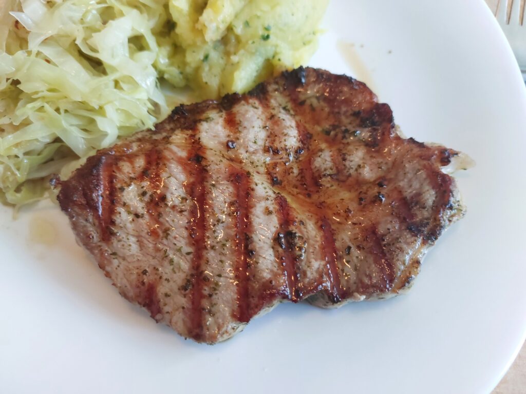 Nackensteak (mariniert), Spitzkohl, Kartoffelstampf