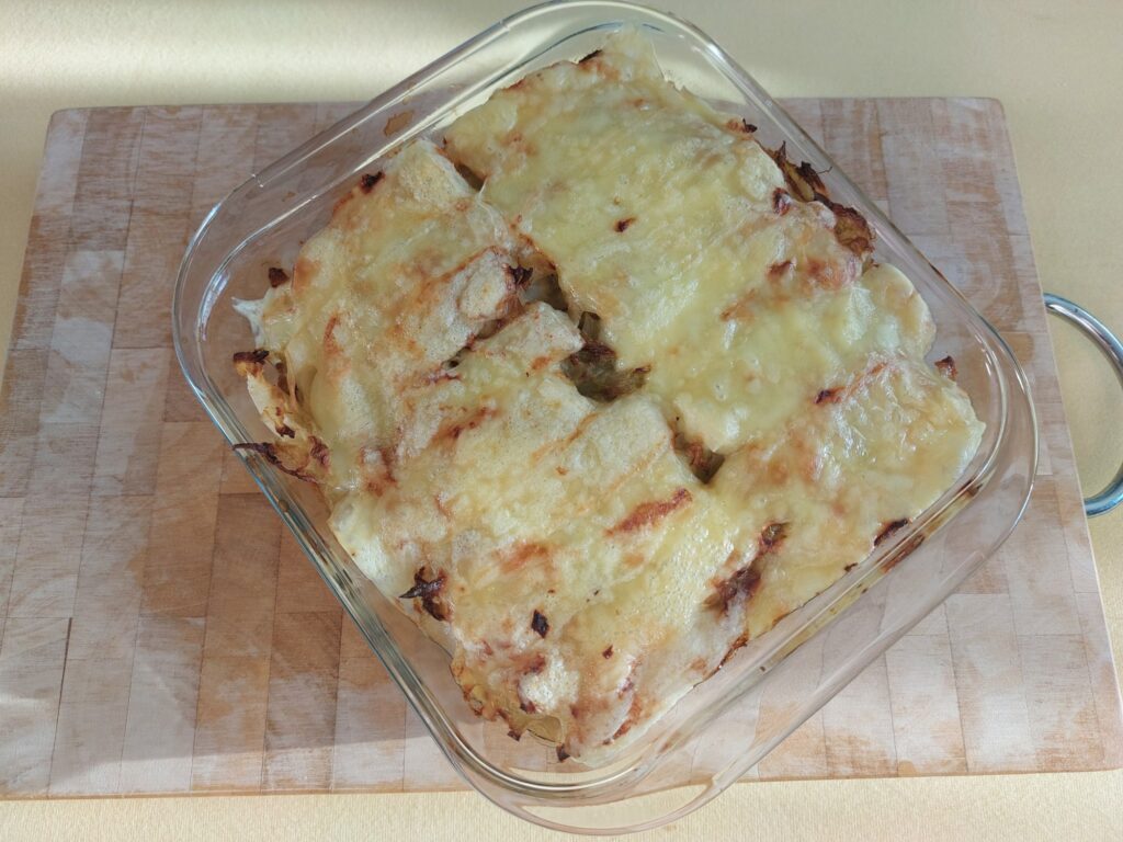 Auflauf mit Brot, Zwiebelmett, Spitzkohl, Bergkäse (v.u.n.o)