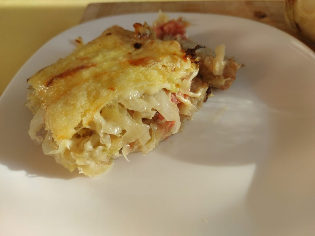 Auflauf mit Brot, Zwiebelmett, Spitzkohl, Bergkäse (v.u.n.o)