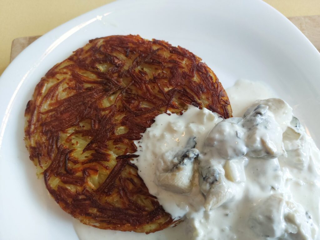 Rösti mit Sahneheringsröllchen