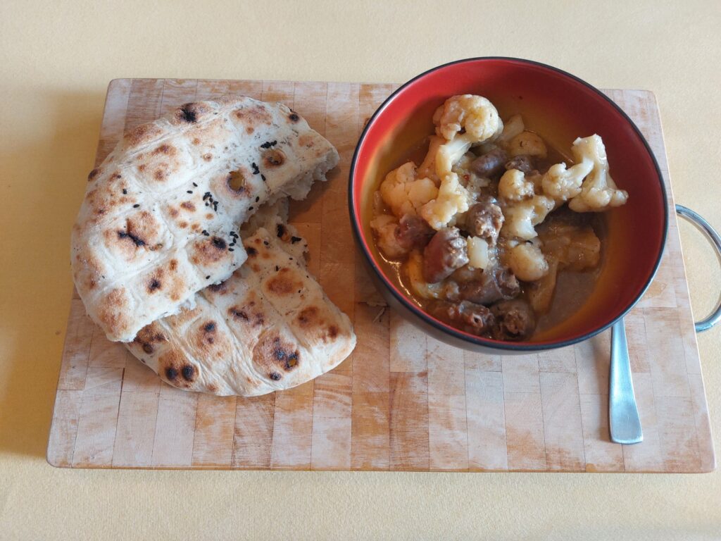 Ragout aus Hähnchenherzen und Blumenkohl mit Fladenbrot