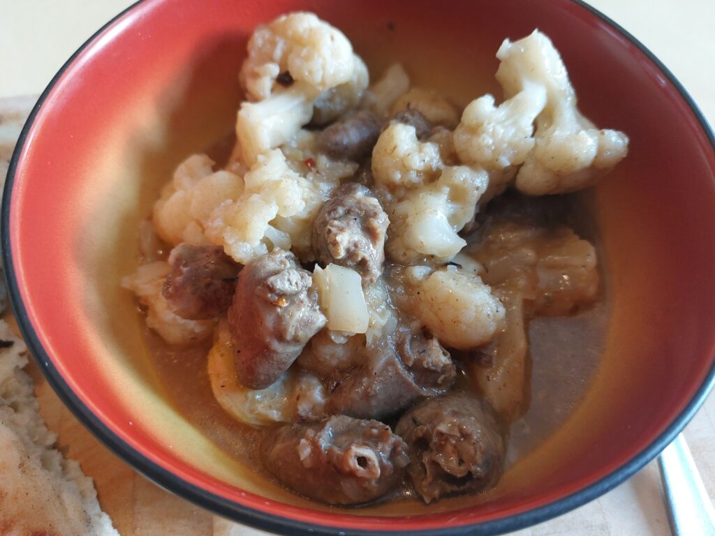 Ragout aus Hähnchenherzen und Blumenkohl