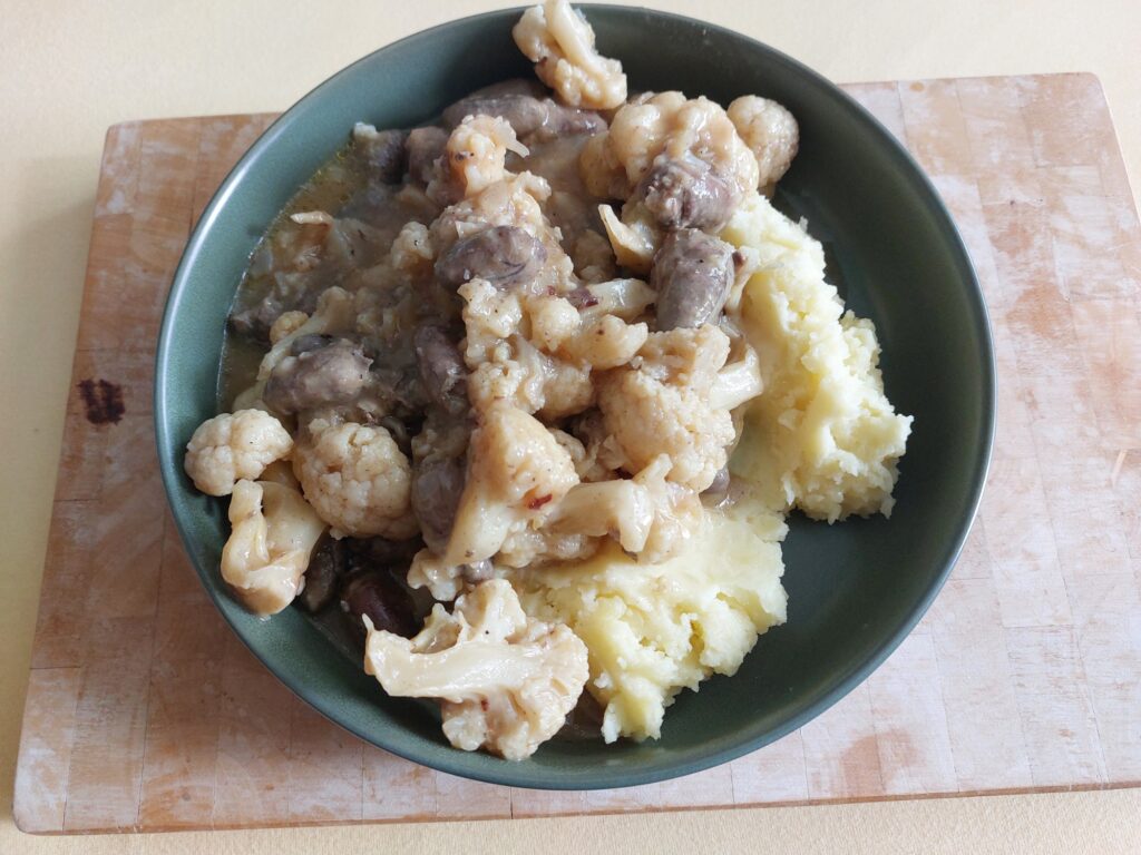 Ragout aus Hähnchenherzen und Blumenkohl mit Kartoffelstampf