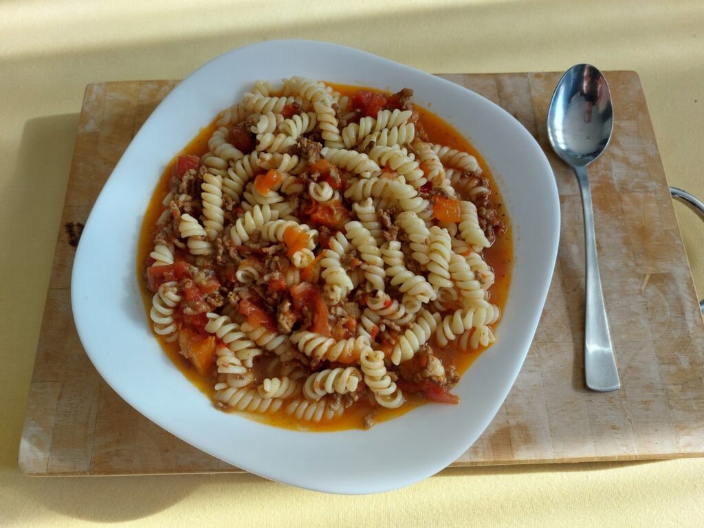 Spirelli mit Tomaten-Chili-Hackfleisch-Soße