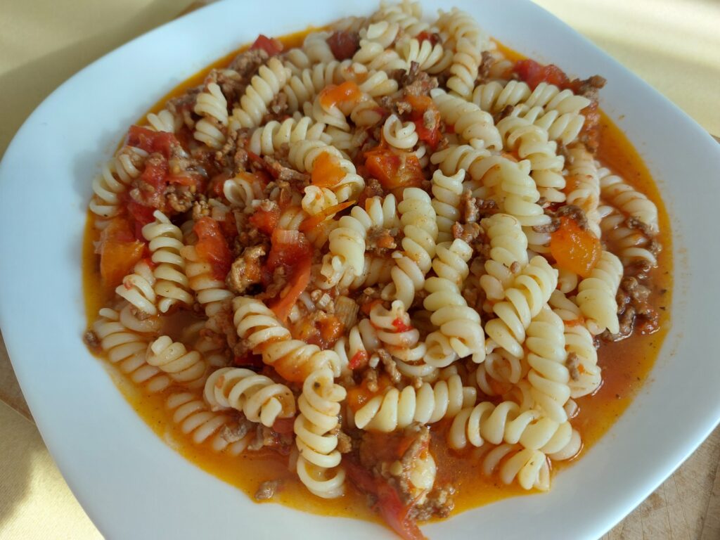 Spirelli mit Tomaten-Chili-Hackfleisch-Soße
