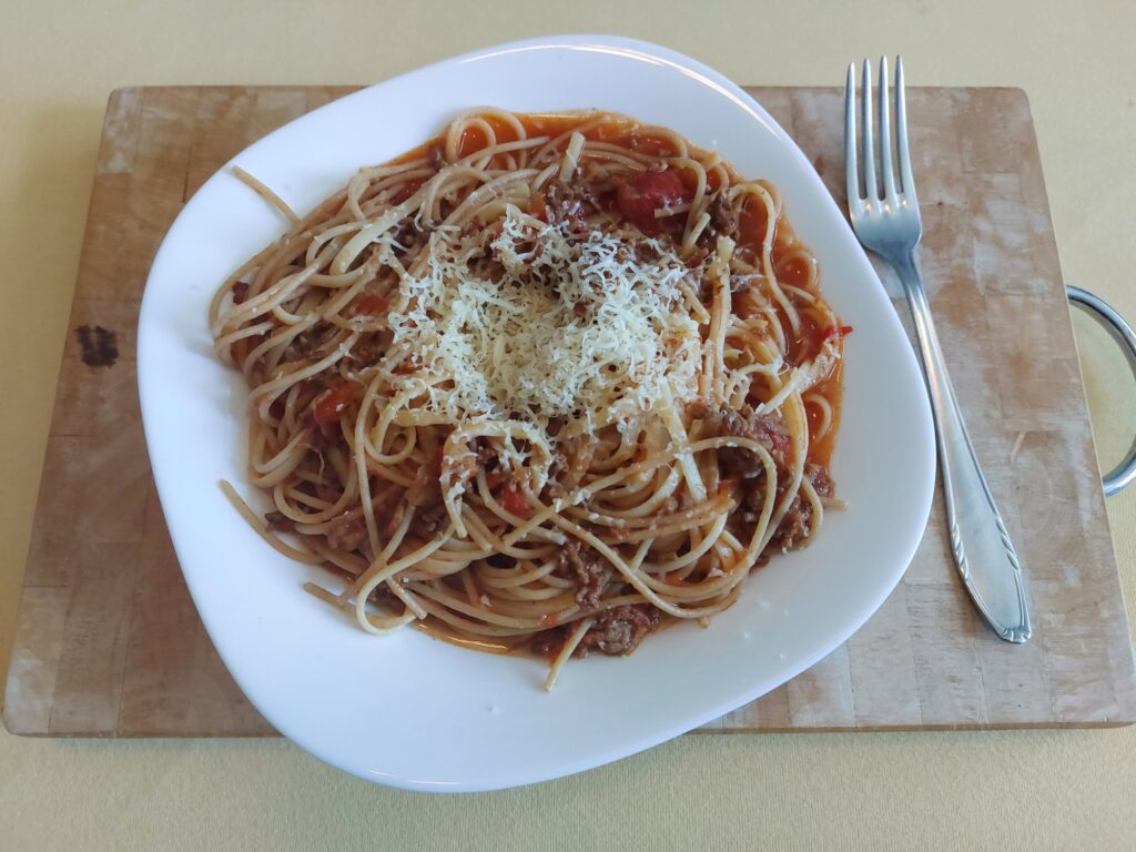 Spaghetti mit Tomaten-Chili-Hackfleisch-Soße