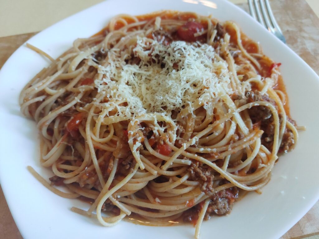Spaghetti mit Tomaten-Chili-Hackfleisch-Soße