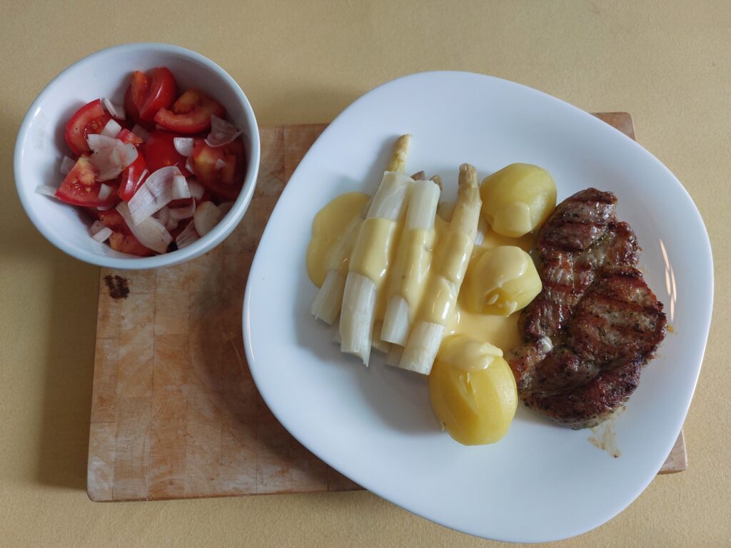 Salzkartoffeln, Spargel, Soße Hollandaise, Nackensteak, Tomatensalat