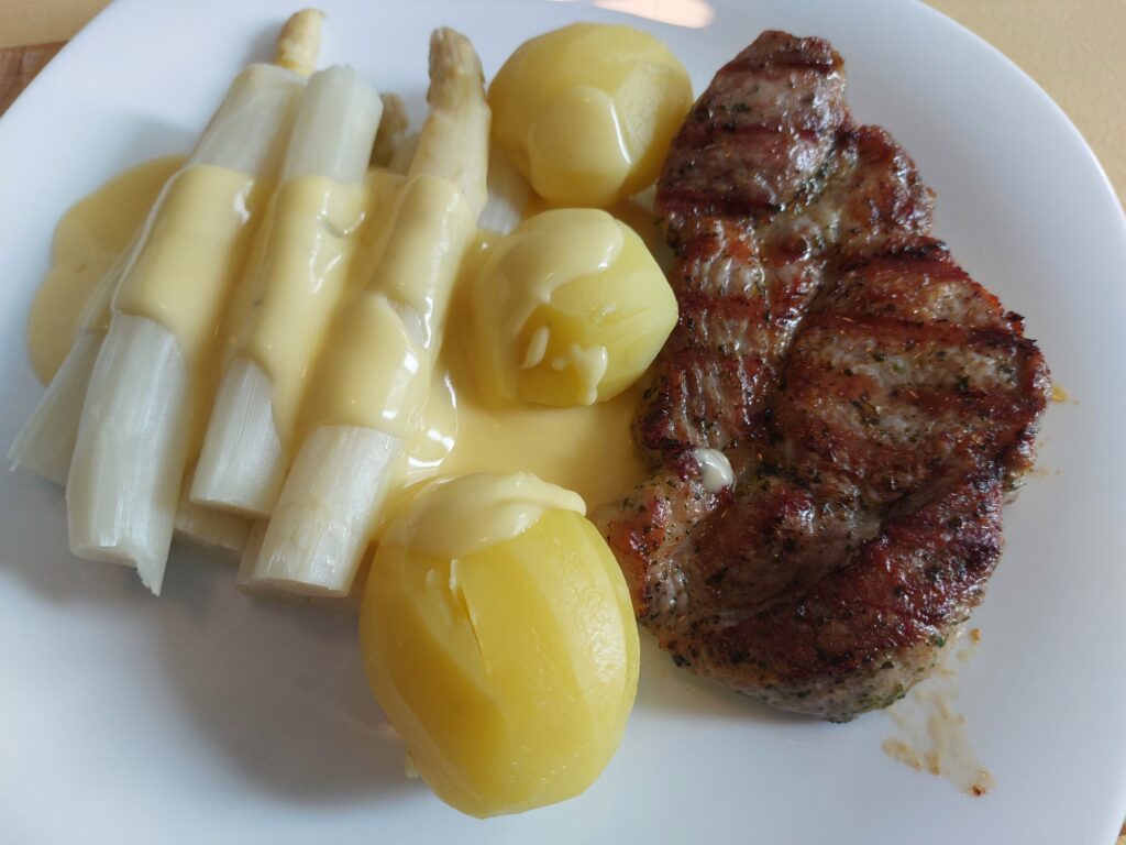 Salzkartoffeln, Spargel, Soße Hollandaise, Nackensteak