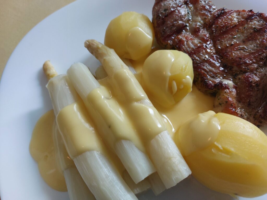 Salzkartoffeln, Spargel, Soße Hollandaise, Nackensteak