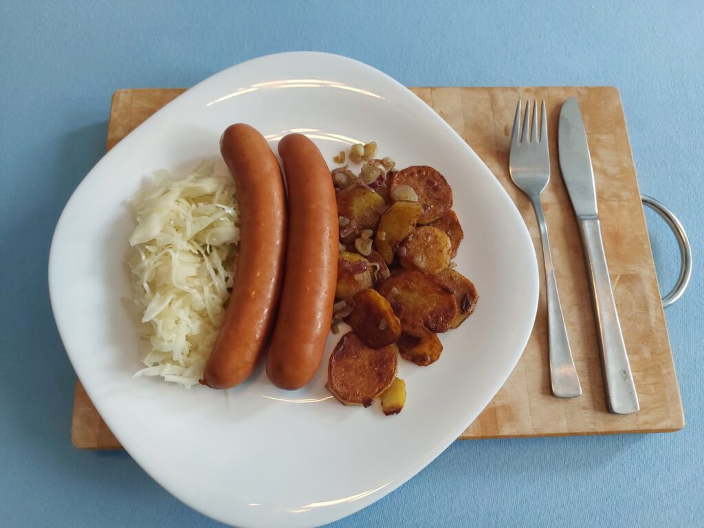 Käsekrakauer, Krautsalat, Bratkartoffeln