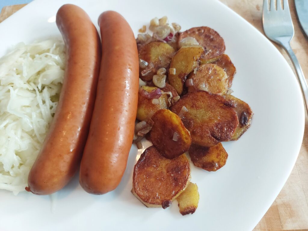 Käsekrakauer, Krautsalat, Bratkartoffeln