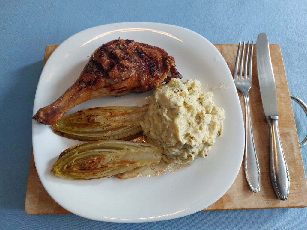 Entenkeule, Chicorée, Schmandkartoffeln