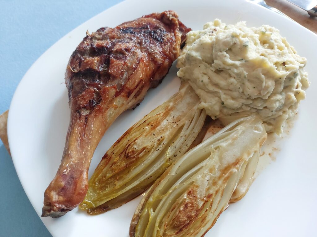 Entenkeule, Chicorée, Schmandkartoffeln