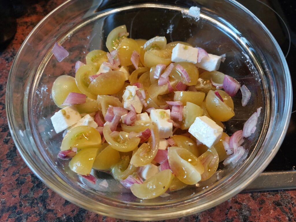 Kleiner Tomatensalat aus gelben Tomaten mit Feta