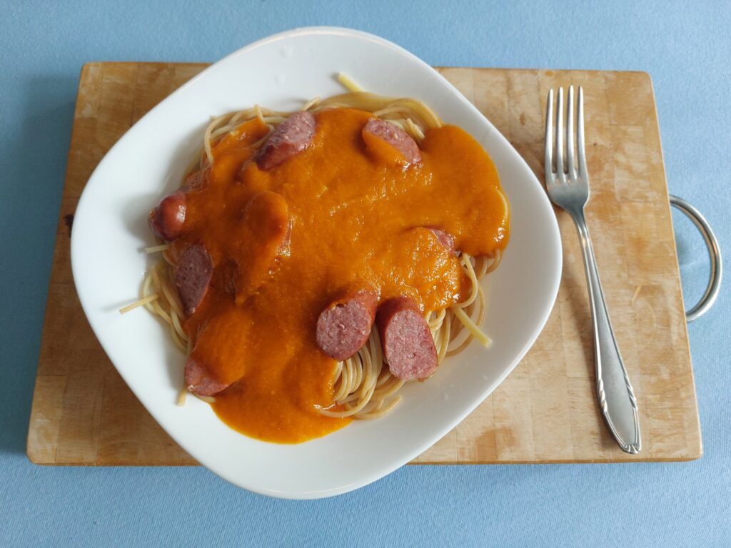 Spaghetti, Tomatensoße, Knackertranchen
