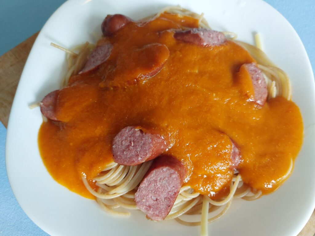 Spaghetti, Tomatensoße, Knackertranchen