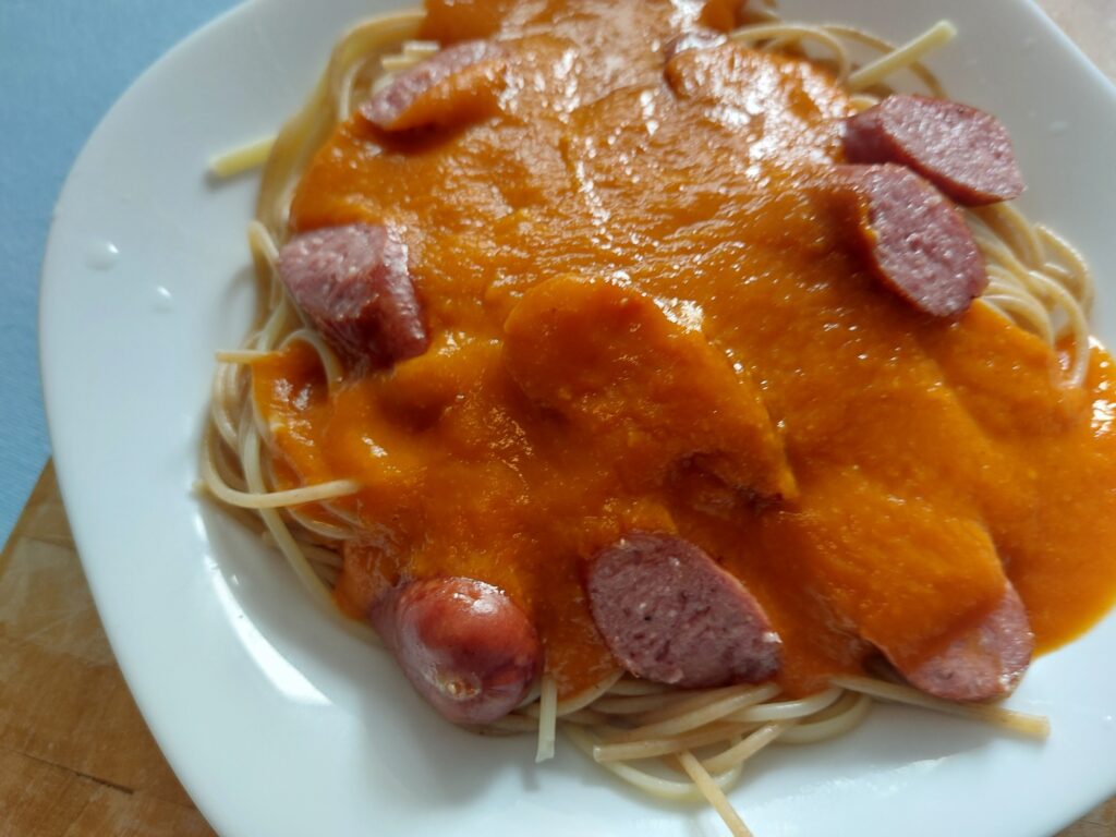 Spaghetti, Tomatensoße, Knackertranchen