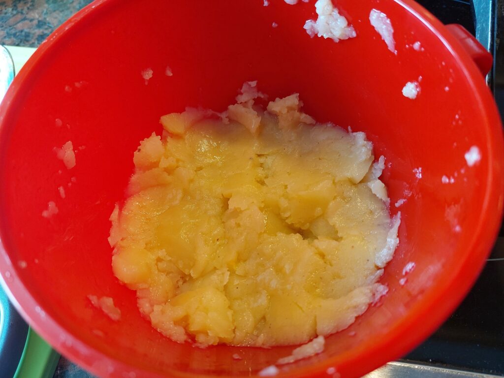 gegarte Kartoffeln, Butter, Salz, Muskat gestampfrührt