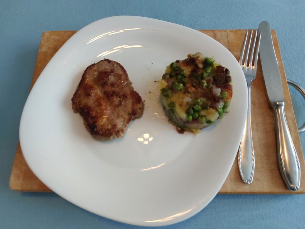 Nackensteak mit Erbsen-Kartoffel-Ding