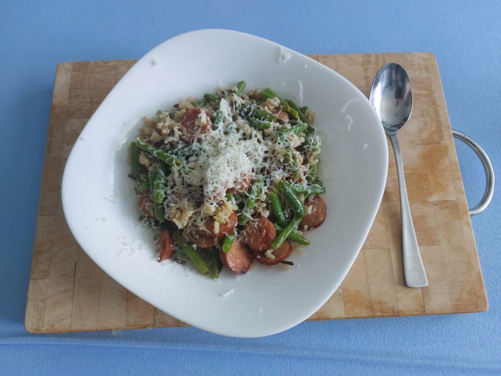 Wurst, Bohnen, Reis, Pfanne mit Ziegenhartkäse, gerieben