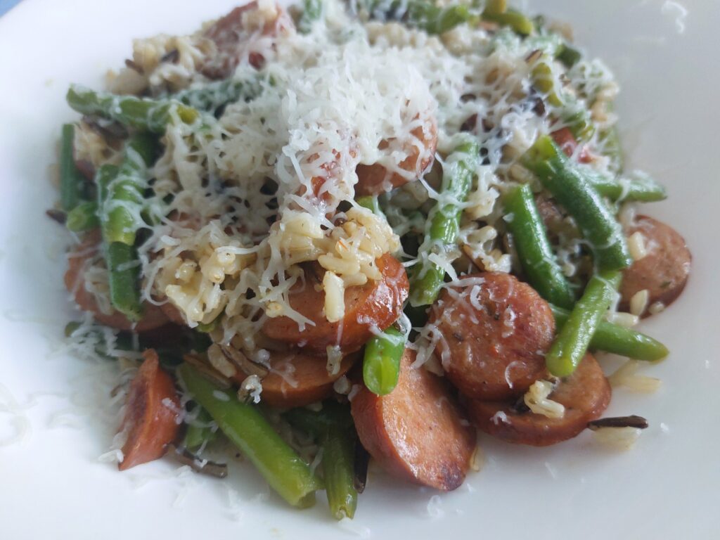 Wurst, Bohnen, Reis, Pfanne mit Ziegenhartkäse, gerieben