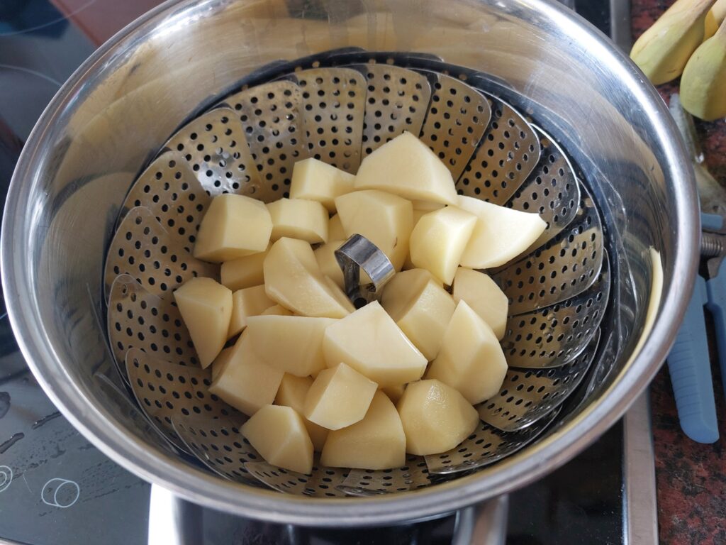 Kartoffelwürfel vor dem Dampfgaren