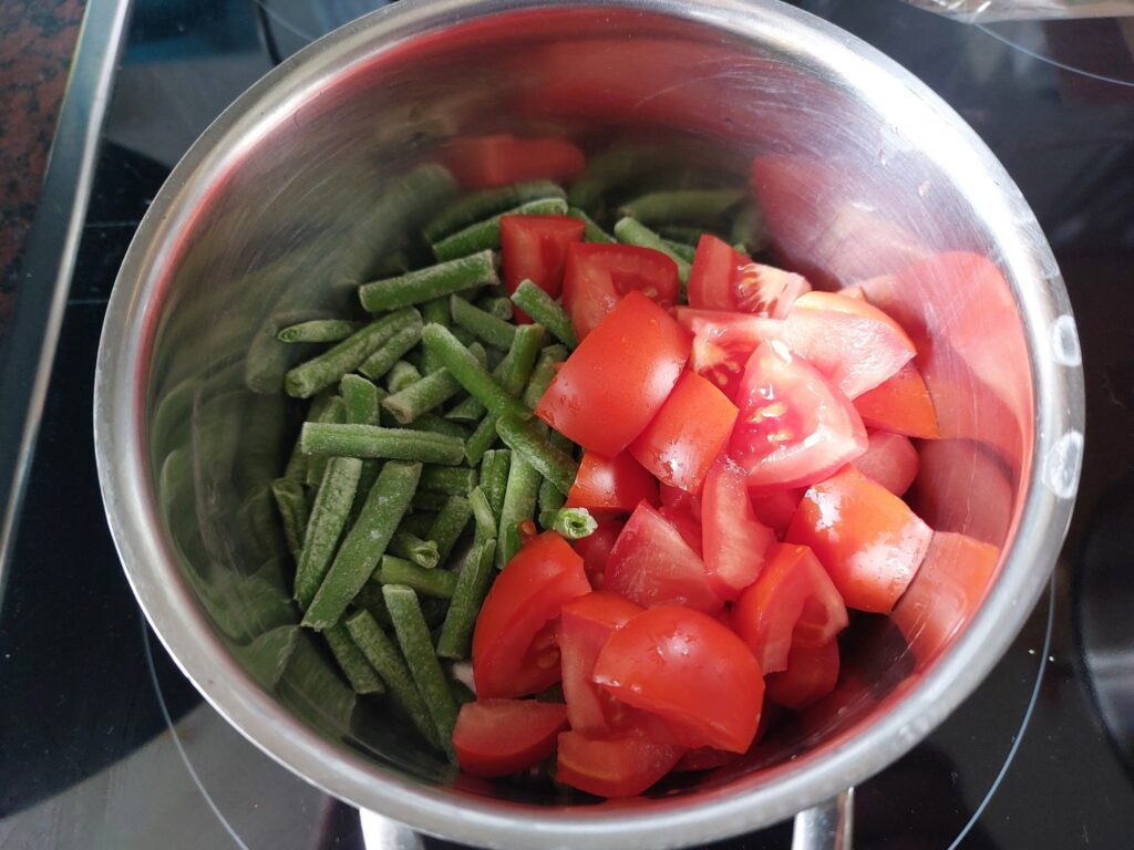 Tk-Bohnen und frische Tomate