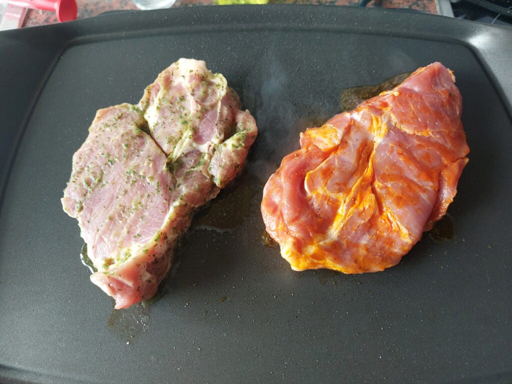 Nackensteaks vom Lieblingsfleischer auf der Grillplatte