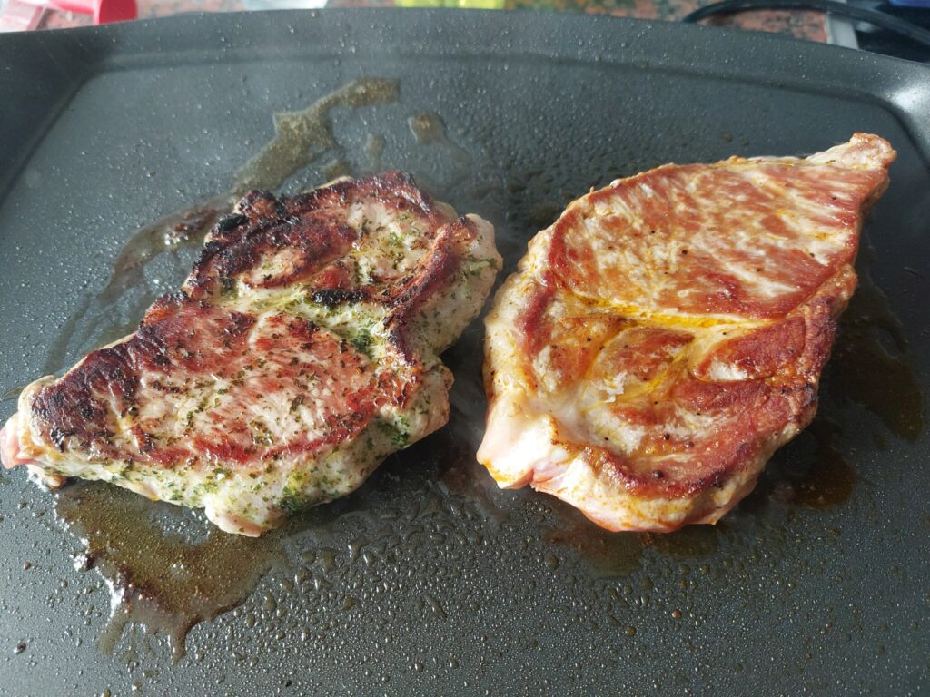 Nackensteaks vom Lieblingsfleischer auf der Grillplatte - einmal gedreht
