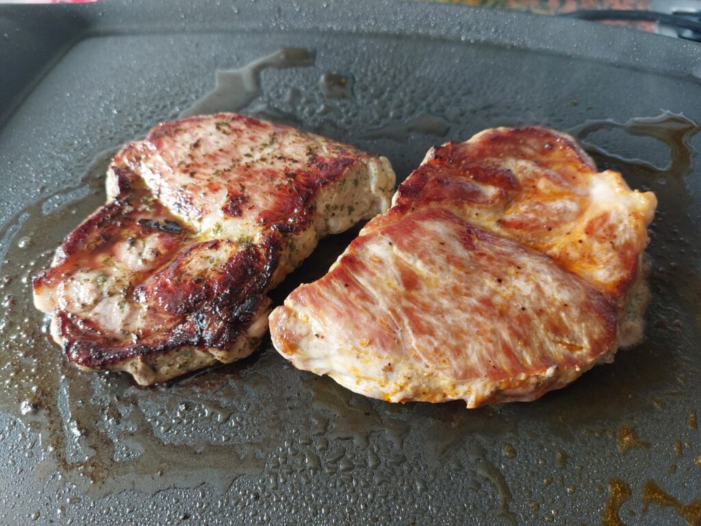 Nackensteaks vom Lieblingsfleischer auf der Grillplatte - fertig