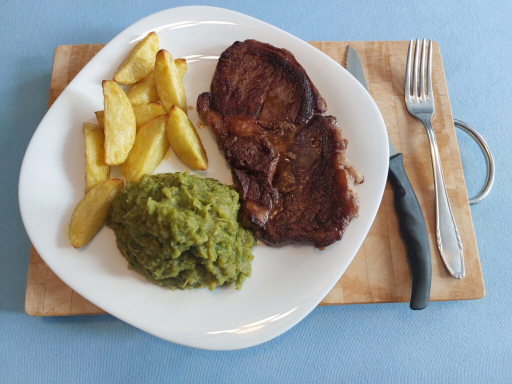 Rib-Eye-Steak mit Kartoffelecken und Bohnenpüree