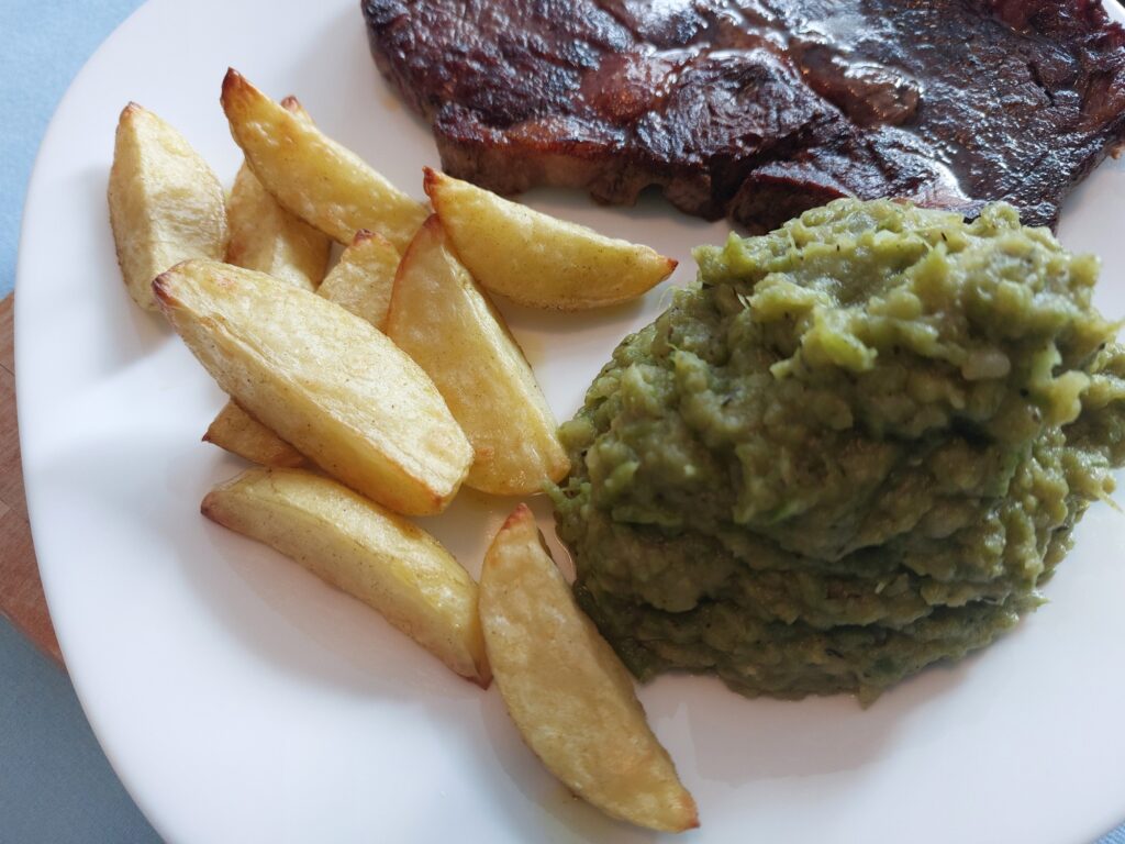 Rib-Eye-Steak mit Kartoffelecken und Bohnenpüree
