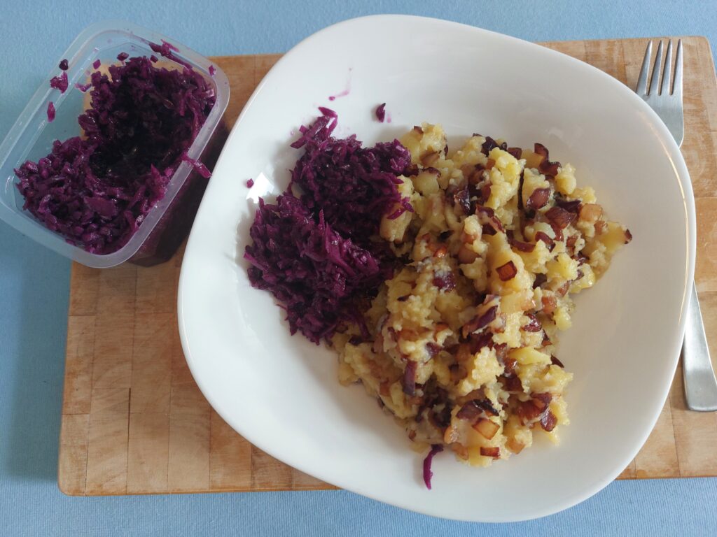 Speckig, zwieblige Stampfkartoffeln mit Rotkrautsalat