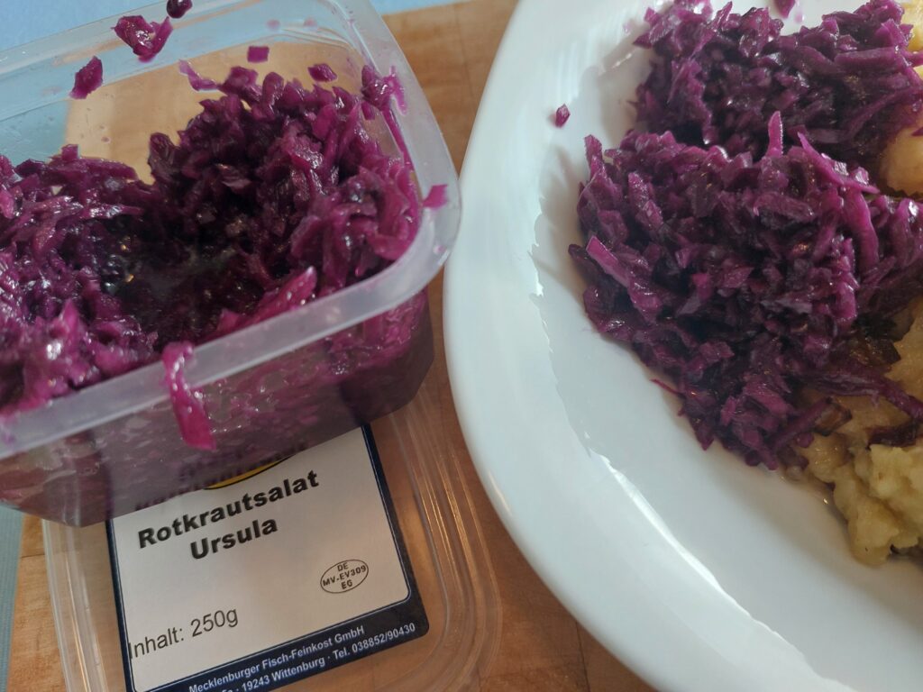 Speckig, zwieblige Stampfkartoffeln mit Rotkrautsalat
