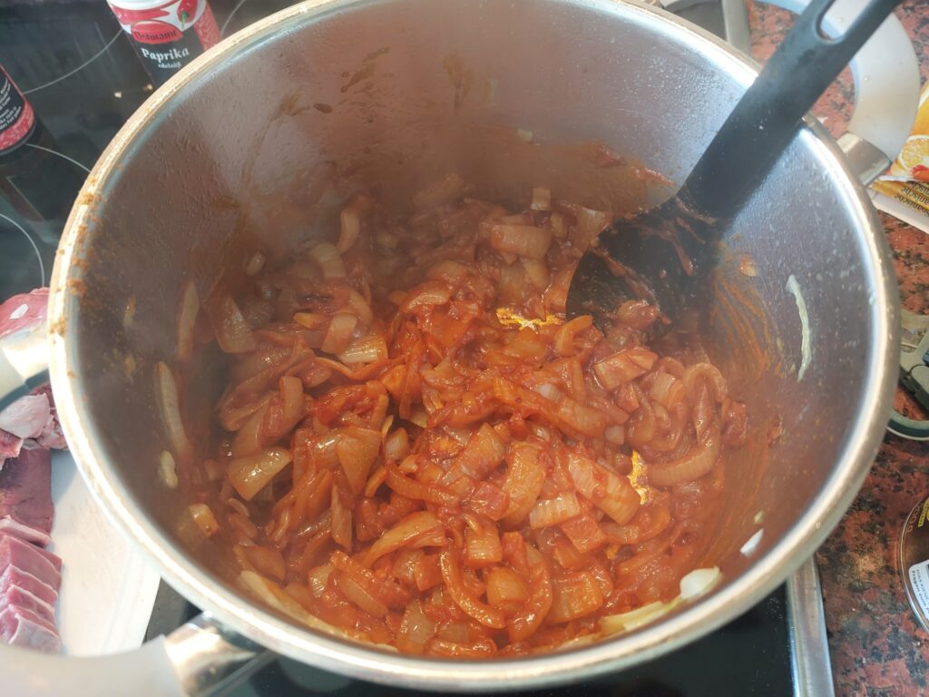 Gulaschansatz: Zwiebel, Paprika, Tomatenmark