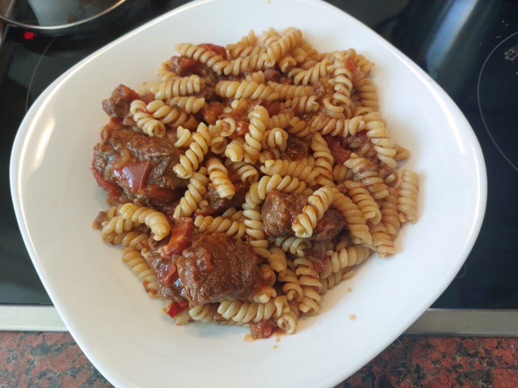 Gulasch mit Nudeln